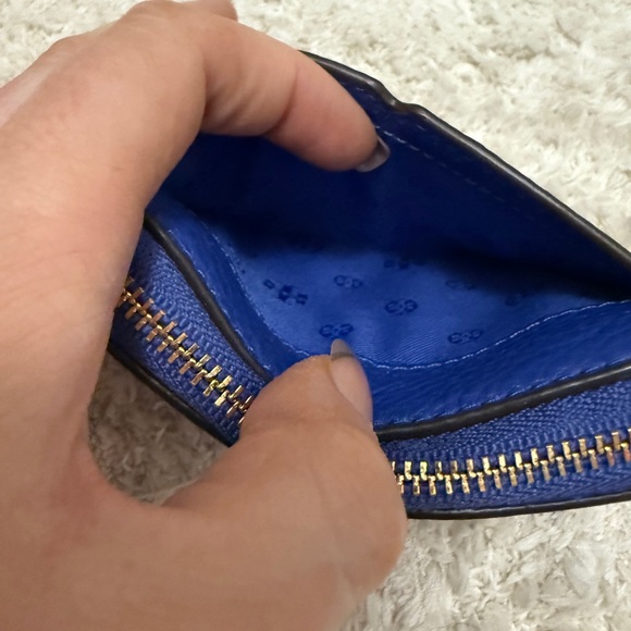 Like New Tory Burch T‑Monogram Contrast Embossed Small Envelope Wallet - Picture 7 of 9